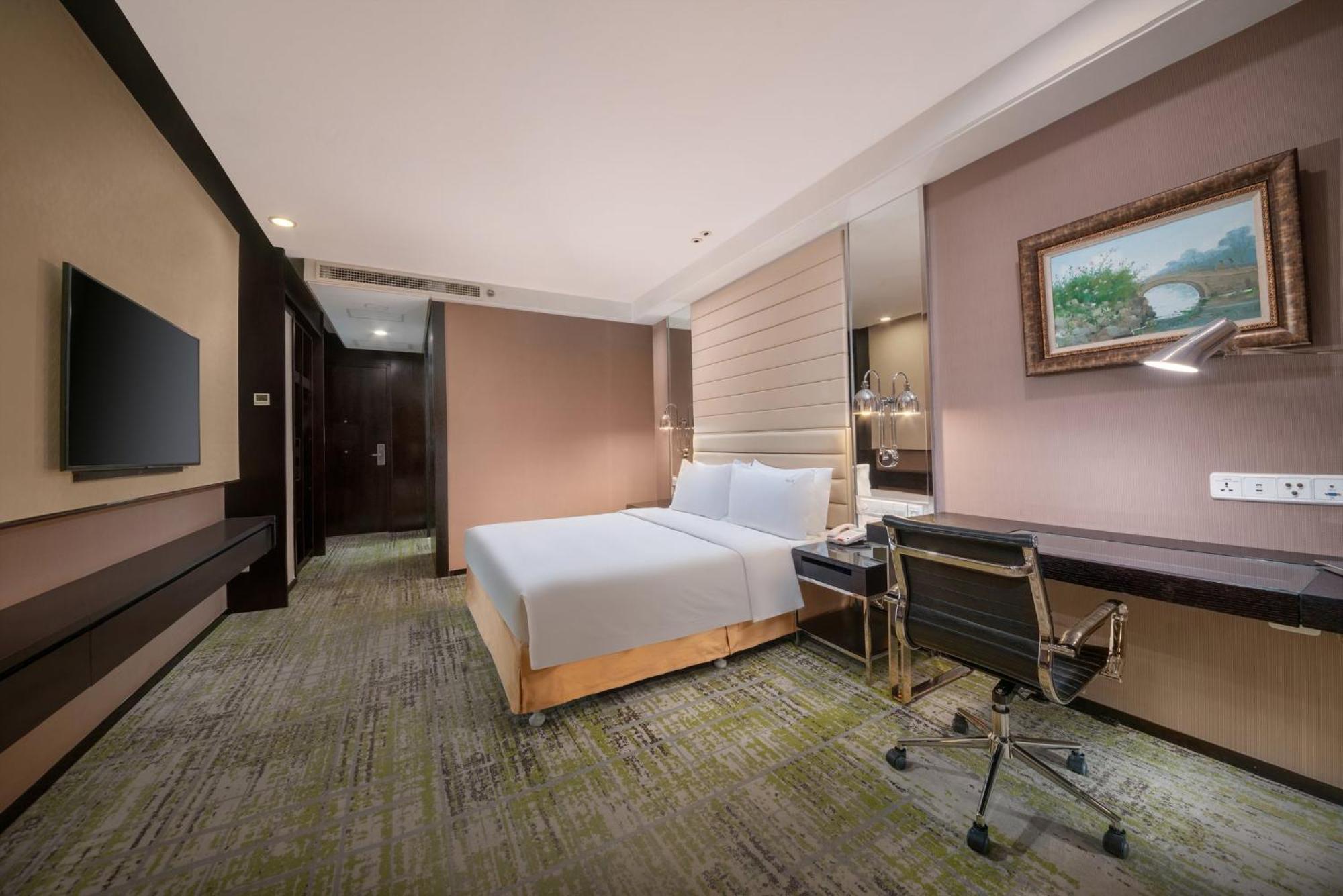 Hotel Focus Square By Ihg 5*